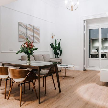 Stunning Apartment Near Gran Via Metro Madrid Exterior photo