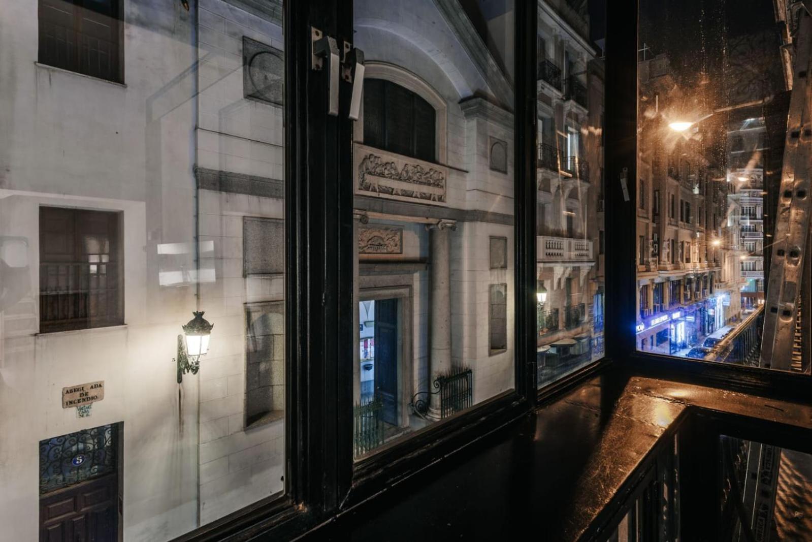 Stunning Apartment Near Gran Via Metro Madrid Exterior photo
