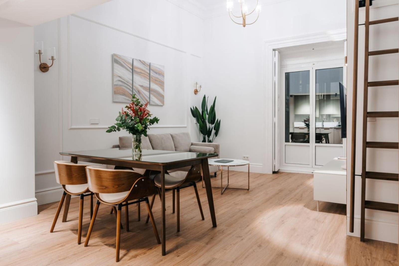 Stunning Apartment Near Gran Via Metro Madrid Exterior photo