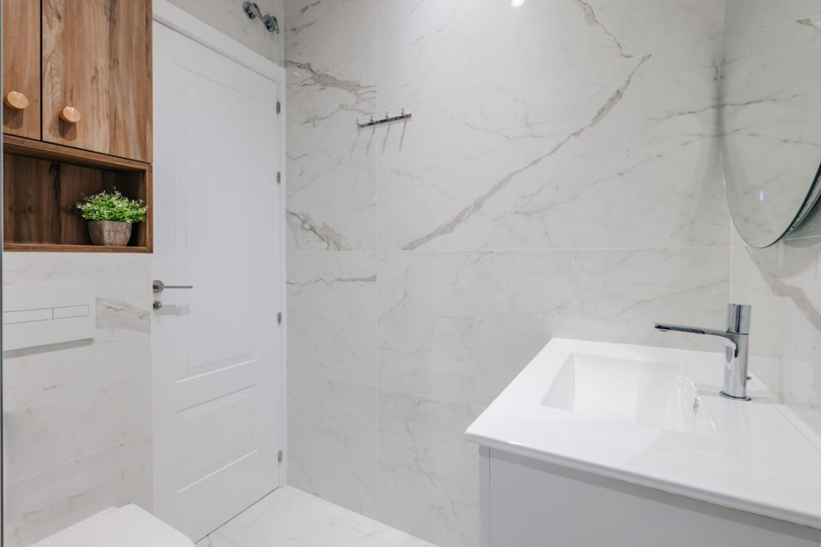 Stunning Apartment Near Gran Via Metro Madrid Exterior photo