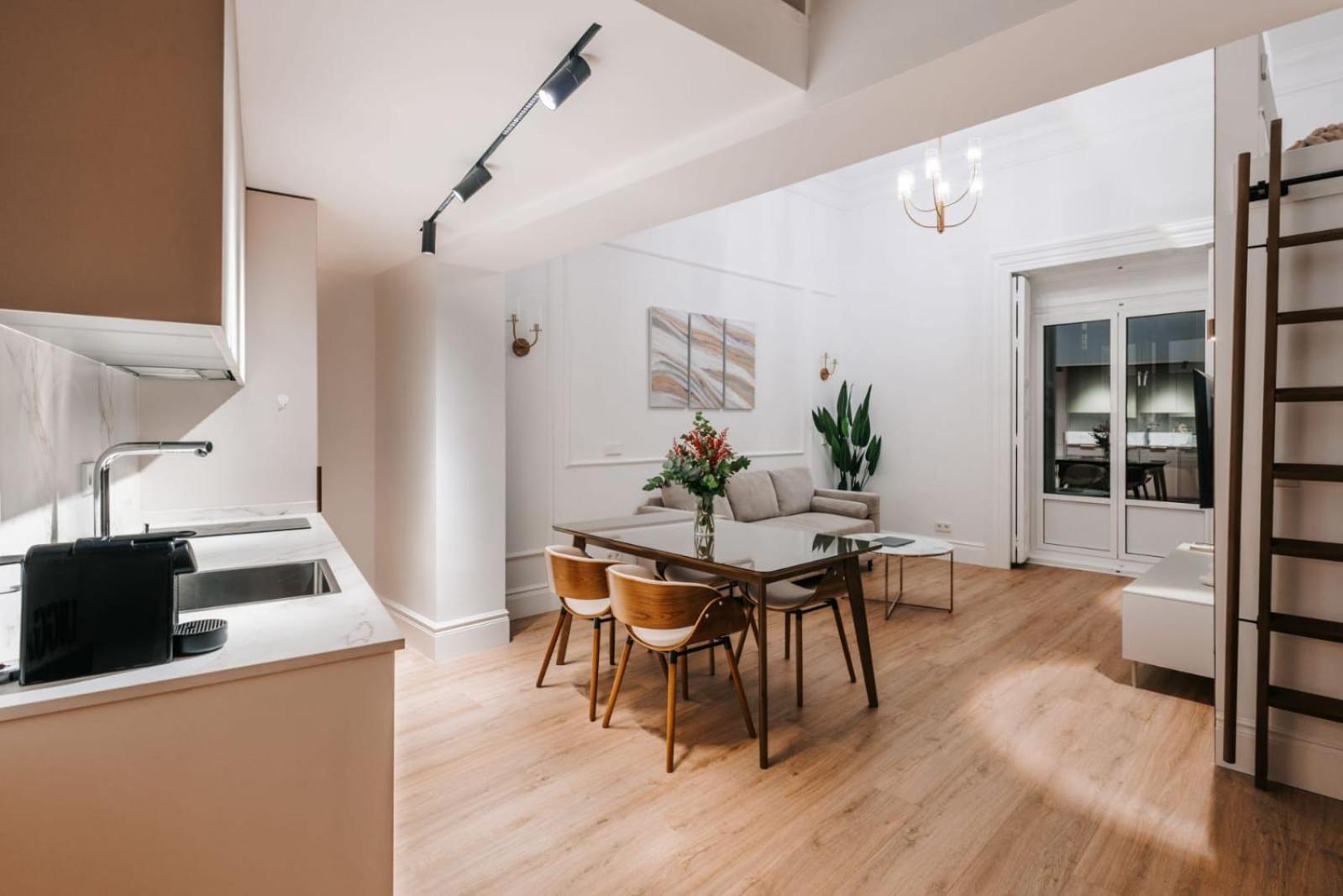 Stunning Apartment Near Gran Via Metro Madrid Exterior photo