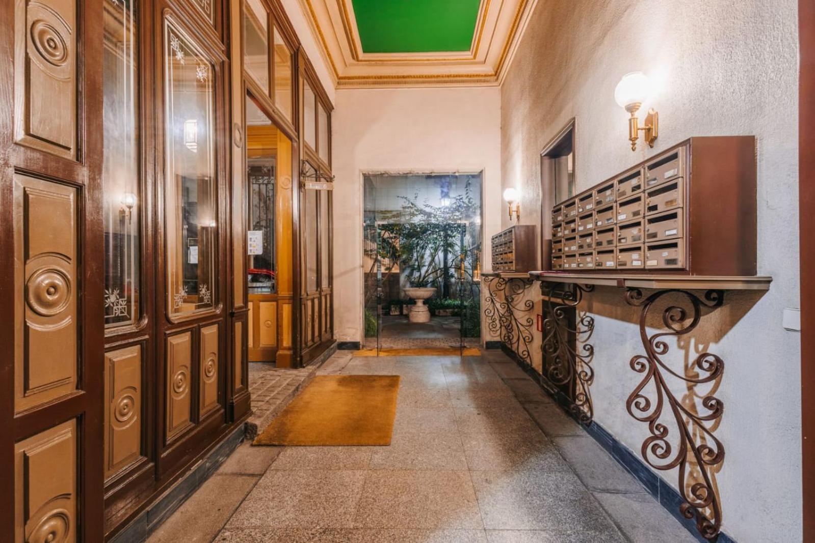 Stunning Apartment Near Gran Via Metro Madrid Exterior photo
