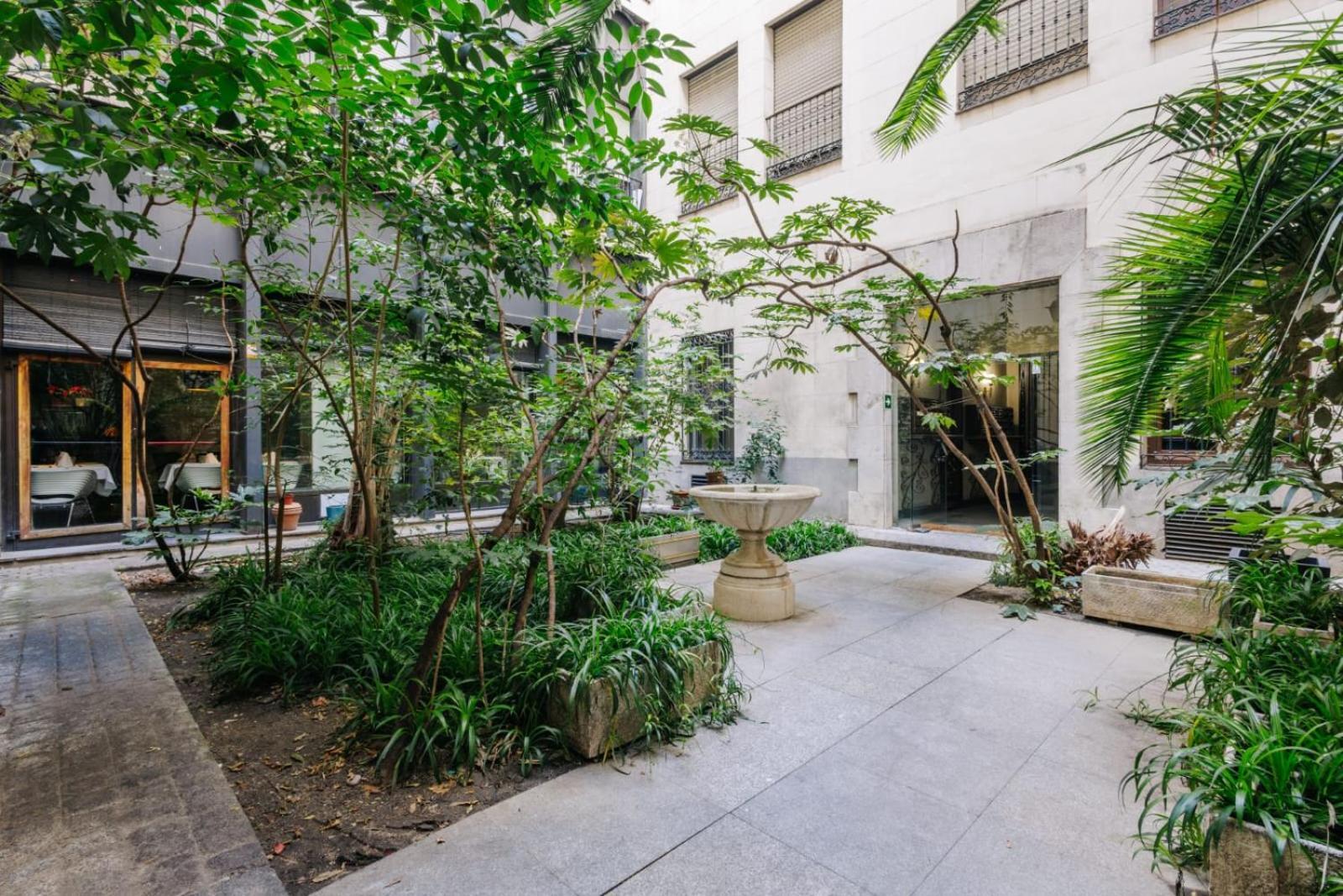 Stunning Apartment Near Gran Via Metro Madrid Exterior photo