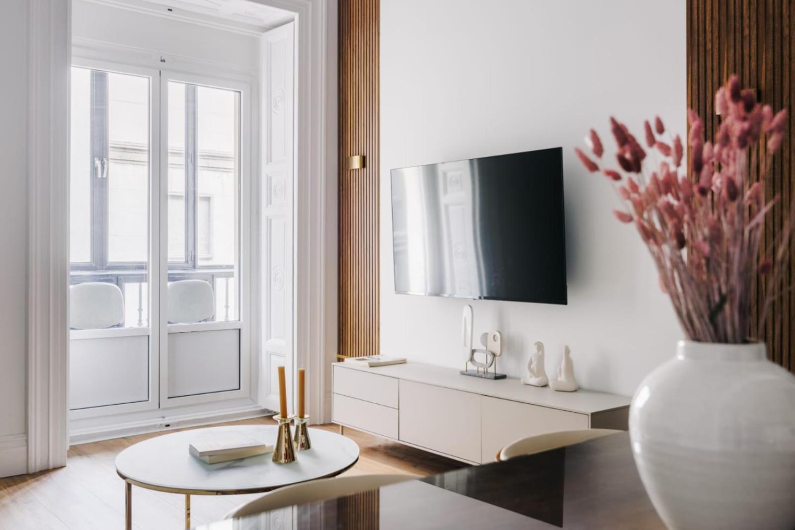 Stunning Apartment Near Gran Via Metro Madrid Exterior photo